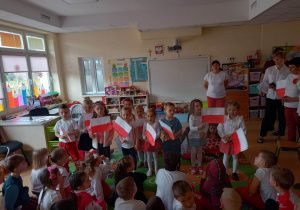 Dzieci z grupy Jagódek recytują wiersz o Polsce