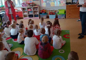 Dzieci oglądają na tablicy multimedialnej film edukacyjny o "Majowych Świętach"