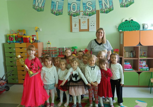 Dzieci wraz z nauczycielkę i tancerką Polą pozują do zdjęcia