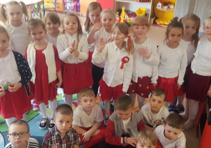 dzieci prezentują stroje biało-czerwone