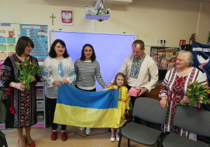rodzina ukraińska prezentuje swoją flagę