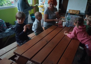 Dzieci próbują różnych rodzajów miodu