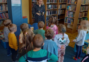 Pani Ola oprowadza dzieci po bibliotece