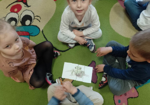 Dzieci w grupie ułożyły żabę - składajęcej się z 3 części ilustrację