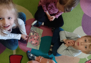 Dzieci w grupie ułożyły biedronkę - składającej się z 3 części ilustrację
