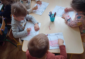 Dzieci zapoznają się z konturami Polski, wiedzą gdzie na mapie jest rzeka Wisła, Morze Bałtyckie i góry