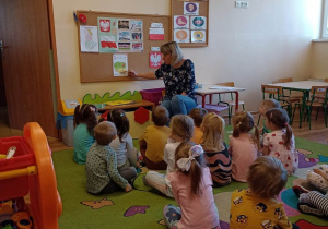 Nauczycielka zapoznaje dzieci z konturami Polski - biegiem rzeki Wisły, położeniem Morze Bałtyckiego i gór na mapie