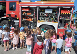 Dzieci oglądają wóz Straży Pożarnej i wyposażenie