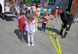 Dzieci rozwijają wąż strażacki