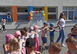 Dzieci tańczą do muzyki z repertuaru dziecięcego