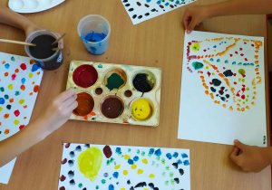 dzieci malują farbami obrazy