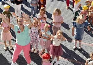 dzieci i nauczycielki tańczą