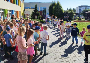 dzieci witają gości z innego przedszkola