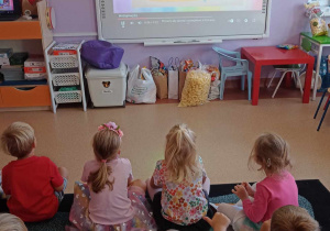Dzieci oglądają film edukacyjny o Ogólnopolskim Dniu Przedszkolaka