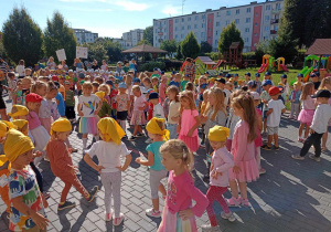 Dzieci ze wszystkich grup przedszkolnych tańczą w ogrodzie przedszkolnym