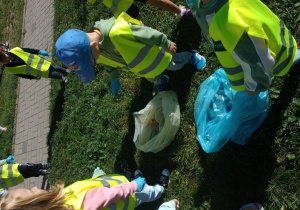 Dzieci wrzucają śmieci do odpowiednich worków - segregacja