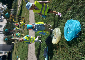 Dzieci z grupy "Pszczółek" sprzątają teren przy placu zabaw Nivea