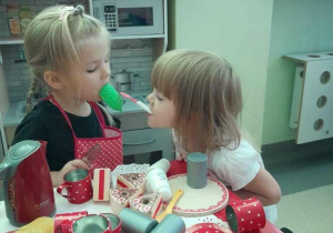 Dziewczynki bawią się w kuchni