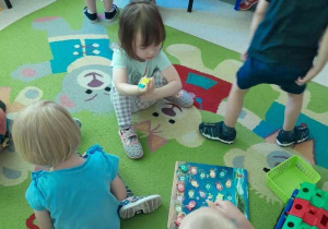 Dzieci chętnie grają w gry na dywanie