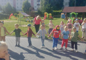 Tańce i zabawy w ogrodzie przedszkolnym