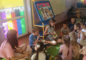 Jagódki z zaciekawieniem słuchają czytanych przez uczniów ze szkoły bajek