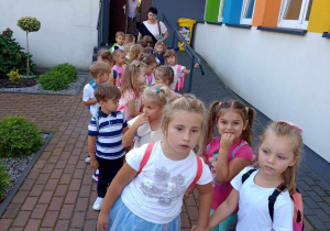 Dzieci wychodzą parami z przedszkola