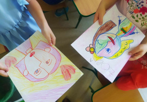Dzieci pokazują swoje obrazy inspirowane twórczością Pabla Picassa