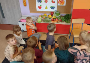Dzieci rozpoznają i nazywają owoce i warzywa