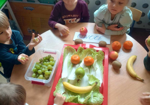 Dzieci tworzą "jadalny obraz" z owoców
