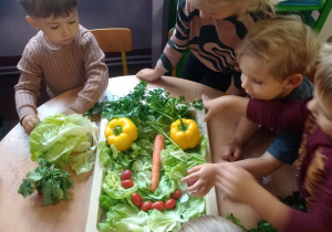 Dzieci tworzą "jadalny obraz" z warzyw