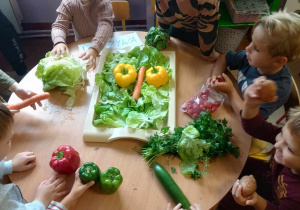 Dzieci tworzą "jadalny obraz" z wykorzystując dostępne warzywa