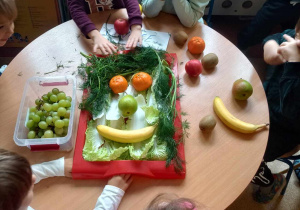 Dzieci tworzą "jadalny obraz" wykorzystując dostępne owoce