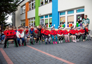 Grupa Biedronek czeka na rozpoczęcie uroczystego Pasowania na Przedszkolaka