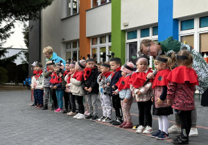 Dzieci z grupy Biedronek mówią wierszyk