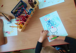 dzieci rysują portrety jak Pablo Picasso
