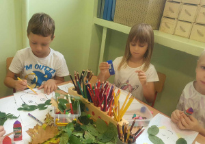 dzieci tworzą prace plastyczne z naturalnych materiałów