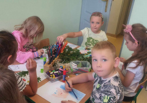 dzieci tworzą kompozycję z darów jesieni