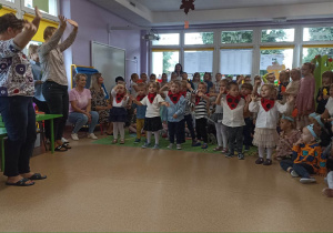 Biedronki prezentują przed pracownikami przedszkola taniec