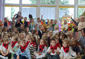 Sówki i Żabki śpiewają dla pracowników przedszkola piosenkę