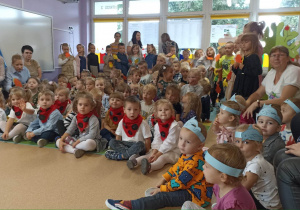 Dzieci czekają na przybycie wszystkich pracowników przedszkola