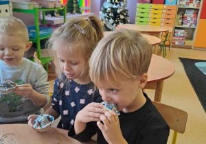 Dzieci konsumują babeczki przy stoliku