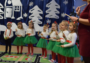 Dziewczynki grają na klawesach do piosenki "Zimowa sanna"