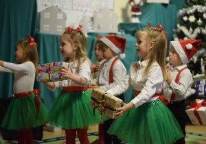 Dzieci tańczą z prezentami do piosenki "Pracowite elfy"