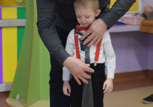 Dziadek wraz z wnukiem bierze udział w konkurencji pt. "Wiązanie krawata"