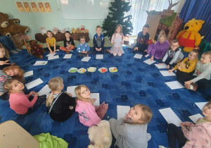 dzieci słuchają opowieści biblitekarki