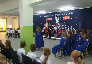 uczniowie szkoły podczas występu