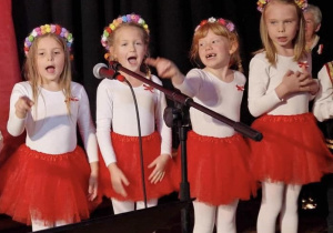 dziewczynki śpiewają na scenie