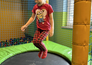 Dziewczynka skacząca na trampolinie