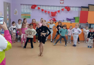 Chętne dzieci tańczą wraz z Polą naśladując jej ruchy