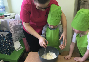 Robienie ciasta przez dzieci